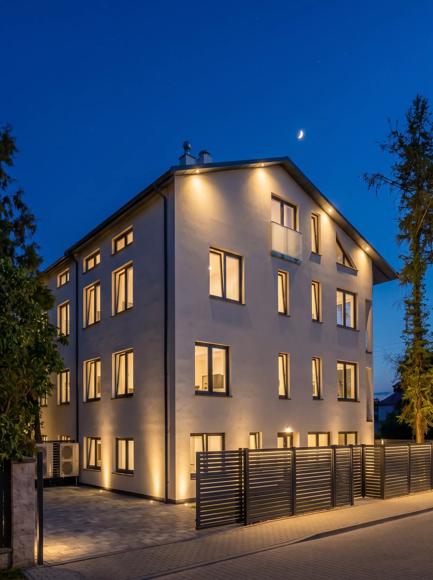 Apartamenty Przemian nocą - podświetlona elewacja narożnego budynku