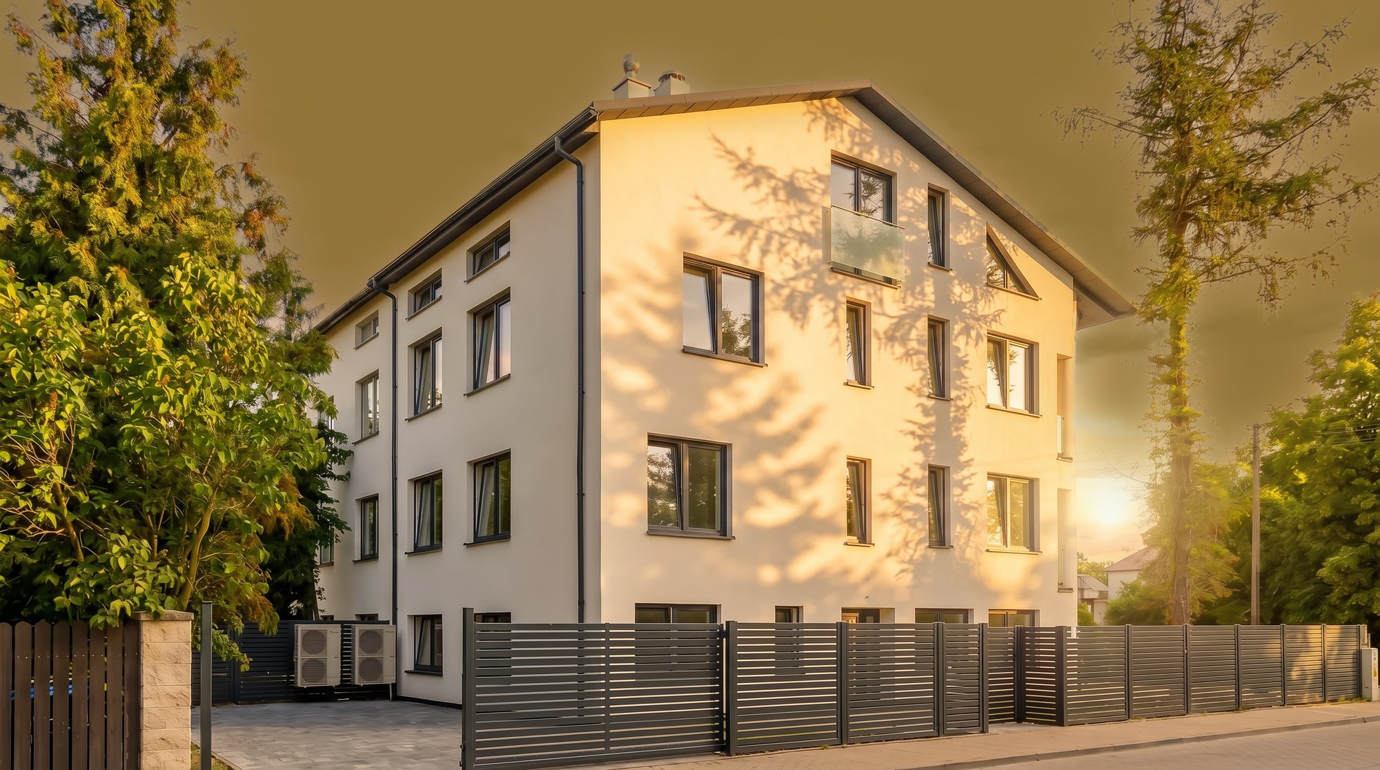 Cienie drzew na elewacji w złotej godzinie